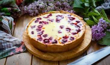 Открытый песочный пирог с творогом и ягодами