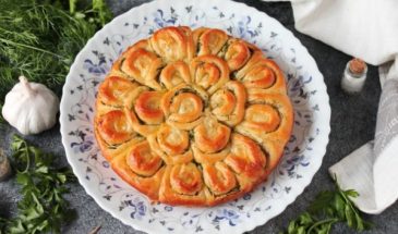 Отрывной пирог с сыром, чесноком и зеленью
