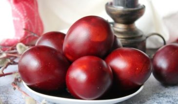 Пасхальные яйца в луковой шелухе