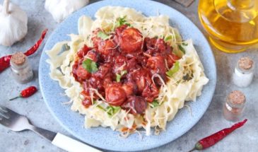 Паста с осьминогом в томатном соусе