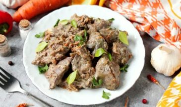 Печень индейки с морковью и луком в сметане