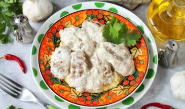 Печень куриная, жаренная со сметаной