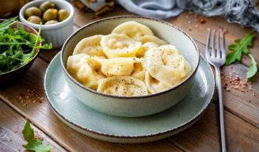 Пельмени с креветками и сыром
