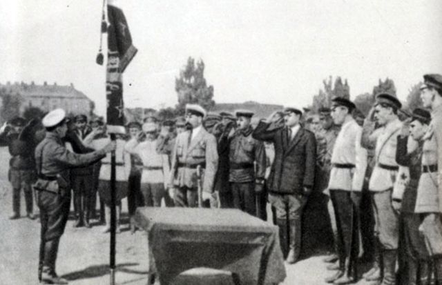Михаил Фрунзе награждает героев штурма Перекопа.1921 г