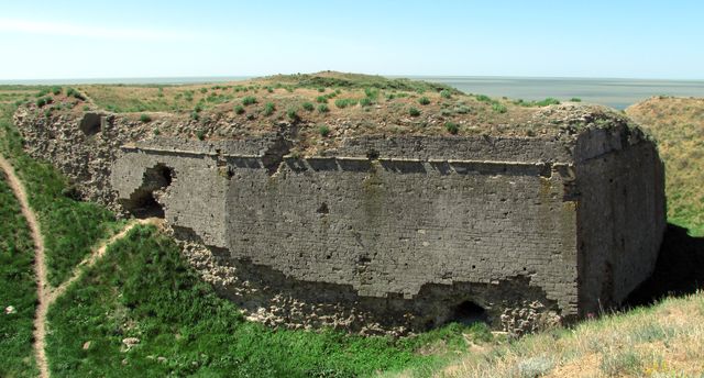 Руины западного бастиона перекопского вала