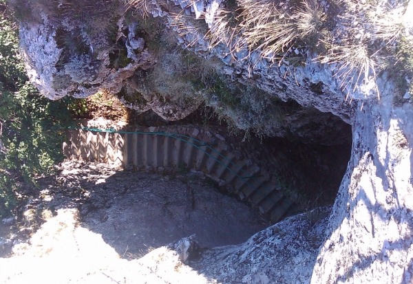 Пещера Эмине Баир Коба (иначе «Трехглазка» или «Ноздря») 