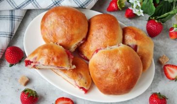 Пирожки с клубникой из дрожжевого теста в духовке