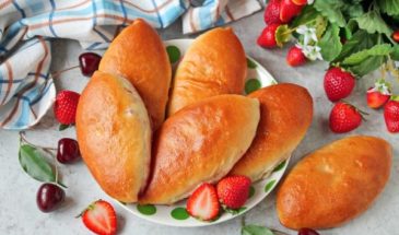 Пирожки с вишней и клубникой