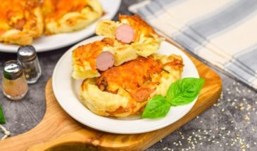 Плетеные «Хот-доги» из слоеного теста с плавленым сыром