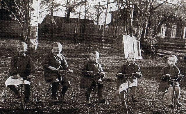 Мальчики на велосипедах в детском саду