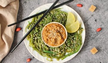 Салат «Чука» с ореховым соусом