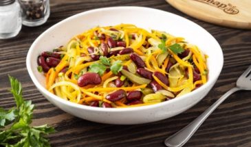 Салат из фасоли с морковью и луком