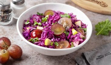 Салат из красной капусты с виноградом