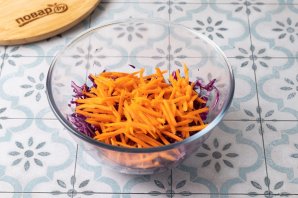 Салат из краснокочанной капусты и моркови