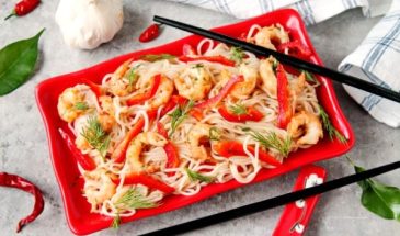 Салат из рисовой лапши с креветками