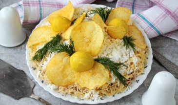 Салат «Орхидея» с чипсами и ветчиной