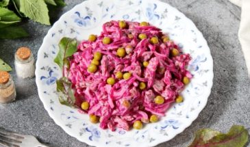 Салат с говядиной, свеклой, зеленым горошком и красным луком