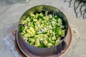 Салат с копченой курицей, черносливом и грецкими орехами