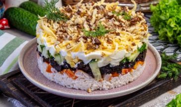 Салат с копченой курицей, черносливом и грецкими орехами