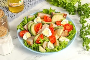 Салат с копчёной рыбой и авокадо