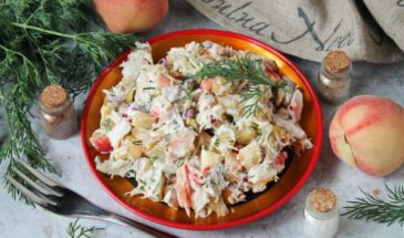 Салат с крабом и персиками