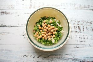 Салат с сельдереем и тунцом