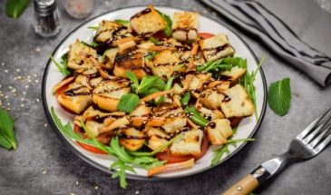 Салат с сыром косичка и сухариками