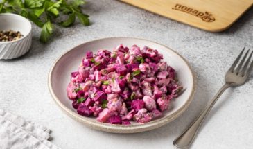 Салат со свеклой и маринованным луком