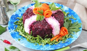 Салат со свеклой, курицей и солеными огурцами