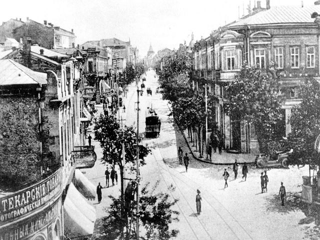 Трамвай на улицах старого Севастополя