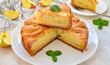 Шарлотка без яиц с яблоками на кефире с манкой