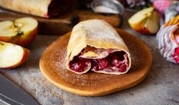 Штрудель с яблоками и вишней