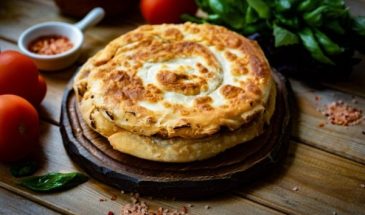 Слоеные лепешки с луком на сковороде