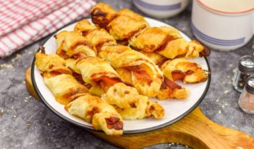 Слоеные палочки с сыром и беконом