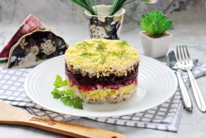 Слоеный салат "Граф" с курицей, свеклой и черносливом
