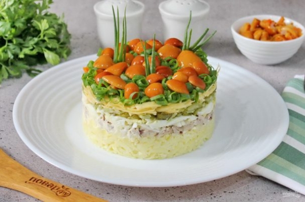 Слоеный салат «Лесная поляна» с маринованными опятами