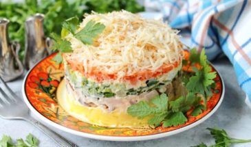 Слоеный салат с копченой курицей и колбасным сыром