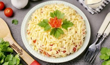 Слоёный салат с тунцом, помидорами, сыром и яйцами