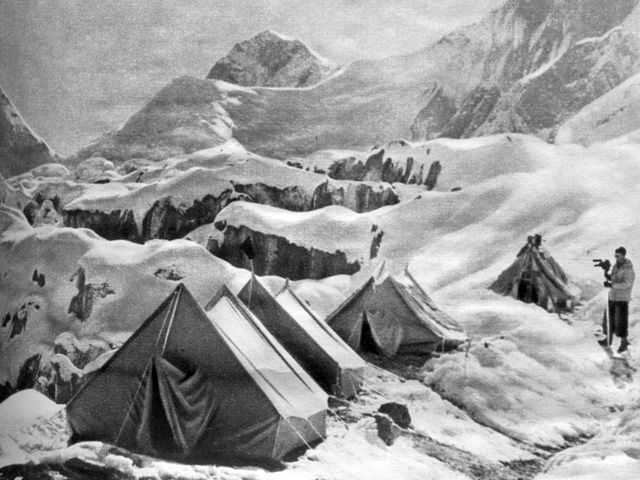 Советские альпинисты на привале