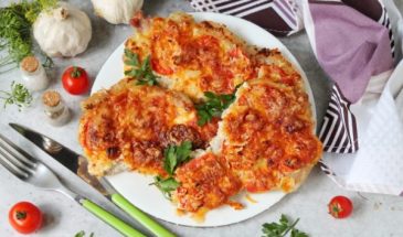 Стейки из свинины с сыром и помидорами в духовке