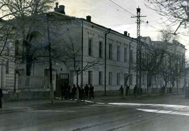 Здание гимназии в послевоенное время