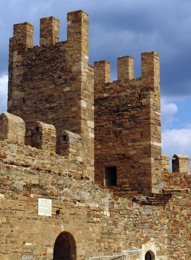 Крепосная стена Генуэзской крепости в Судаке