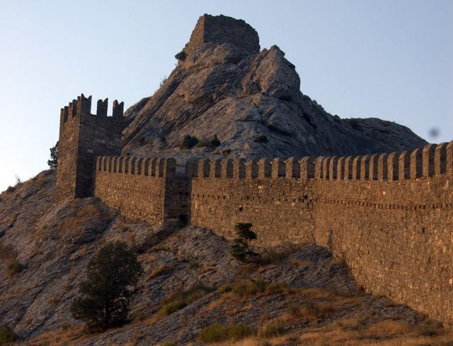 Крепосная стена Генуэзской крепости
