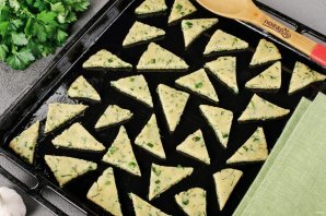 Сырное печенье "Треугольники" с зеленью и чесноком