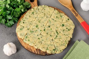 Сырное печенье "Треугольники" с зеленью и чесноком