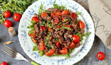 Теплый салат из рукколы и говядины