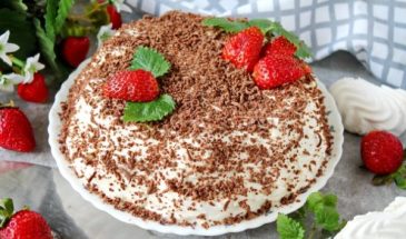 Торт из зефира с клубникой без выпечки