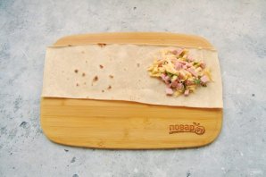 Треугольники из лаваша с начинкой из сыра и колбасы