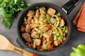 Тушёная капуста с мясом в кастрюле