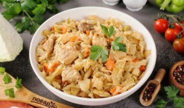 Тушёная капуста с мясом в кастрюле